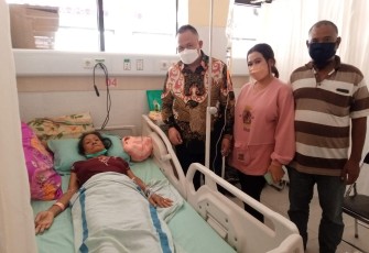 Ketua Komisi D DPRD Jawa Timur dr Agung Mulyono datang menjenguk wanita paruh baya pada Kamis (8/9/2022).
