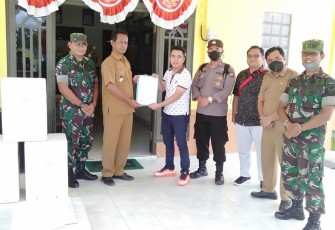 Babinsa Koramil Manuhing saat Monitoring Pendistribusian Kotak Suara dan Logistik Pilkades Serentak di Wilayah Binaan