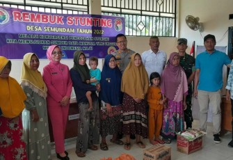 Kapolres Mukomuko saat beri Bantuan ke Warga terdampak Banjir