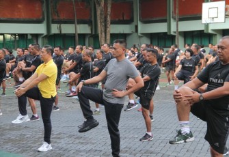 Pangdam IX/Udayana Mayjen TNI Sonny Aprianto, S.E., M.M. saat Olahraga bersama Loyalty Payroll