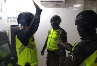 Kasat Samapta AKP Jumeidi, SH saat memimpin pemeriksaan Mesin ATM
