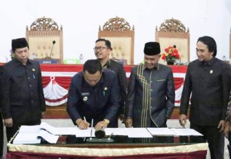 Penandatanganan Kesepakatan bersama tentang KUA PPAS RAPBD TA 2023 oleh Bupati Seluma Erwin Octavian mewakili Pemerintah Kabupaten Seluma dengan DPRD Kabupaten Seluma oleh Ketua DPRD Seluma Nofi Erian Andesca. 