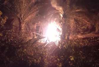 Pasca kejadian api menyambar Tempat Penampungan Minyak Mentah, di area sumur minyak tradisional