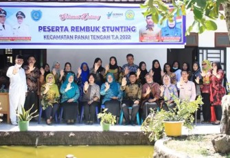 Dusun, Desa hingga Kecamatan, Pemerintah Kabupaten Labuhanbatu saat menandatangani komitmen bersama Aksi Konvergensi Percepatan Stunting bersama unsur Forkopimca Panai Tengah, Panai Hilir,Tokoh Agama, Tokoh Masyarakat, OKP dan Pemerhati Anak di Aula Kantor Camat Panai Tengah Kamis 28/7/2022.