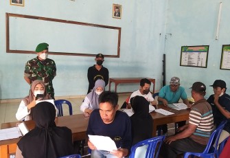 Babinsa Dolopo saat Dampingi Pendistribusian BLT Subsidi BBM