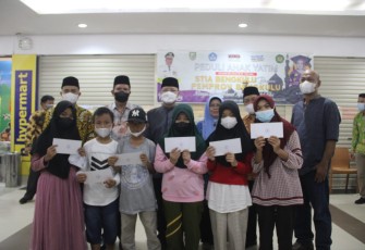 Gubernur Rohidin pada STIA Bengkulu Peduli Anak Yatim 1443 Hijriyah, di Hypermart Bencoolen Mall, Kamis (28/04).