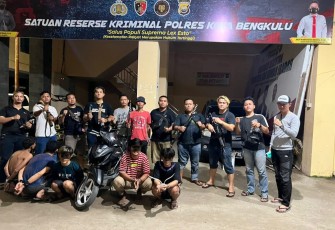 Kawanan terduga curas (jongkok) saat diamankan petugas