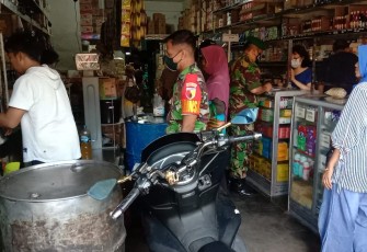 Sertu Suprapto saat Laksanakan Pengecekan Harga Sembako