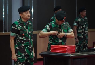 Usai acara pelantikan dilanjutkan dengan acara lepas sambut pejabat Kapuspen lama dan baru bertempat di Aula Balai Wartawan Puspen TNI.