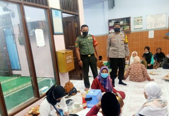 Vaksinasi Usai Sholat Tarawih Oleh Jajaran Polsek Polres Tulungagung