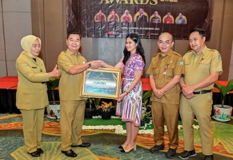 Teguh Setyabudi saat menyerahkan piala dan piagam penghargaan kepada para pemenang Bangda Awards Tahun 2022 lingkup Ditjen Bina Pembangunan Daerah, Senin (26/12/2022) di Luminor Hotal Kota, Jakarta Barat. 