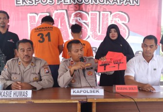 Kapolsek Kopo Iptu Satibi saat konferensi pers