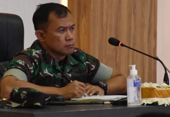 Danrem 081/DSJ Kolonel Inf Deni Rejeki saat menerima arahan dan evaluasi dari Kasad Jenderal TNI Dudung Abdurachman.