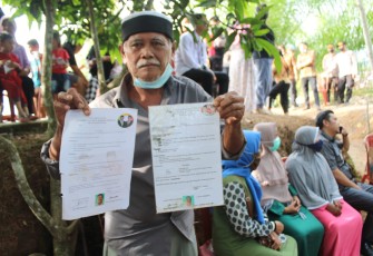 Suhaimi  (75 th) berlinangan air mata saat dikunjungi Gubernur Bengkulu Rohidin Mersyah, Selasa (29/3/2022) kemarin. 