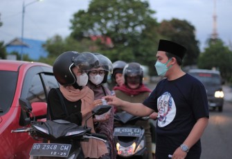 Pemuda Lintas Iman dan Sahabat Mahfud Bengkulu saat bagi takjil ke pengendara, Jumat (15/04/2022)
