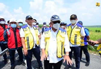 Menteri Basuki Hadimuljono saat melakukan peninjauan, Jumat (15/4/2022).