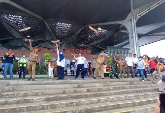 Bupati Blora Arief Rohman saat membuka acara pra Porprov aeromodelling di Bandara Ngloram kecamatan Cepu kabupaten Blora.