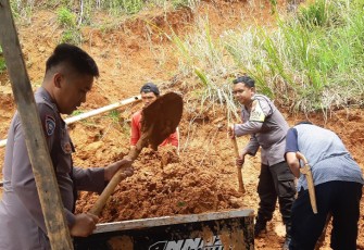 Bhabinkamtibas saat Goro Bersihkan Material Tanah Longsor