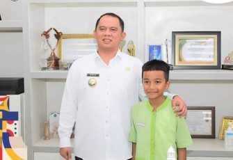 Bupati Erick Adtrada saat Terima Kunjungan Siswa SD IT Robbani Rantauprapat 