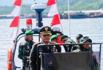 Danrem 023/KS saat Pimpin Upacara HUT RI ke-77 di Atas Kapal KN. Mandalika