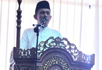 Gubernur Kepulauan Riau H. Ansar Ahmad saat bertindak selaku khatib pada Shalat Jum'at di Mesjid Al-Madinah Kantor Bupati Bintan 
