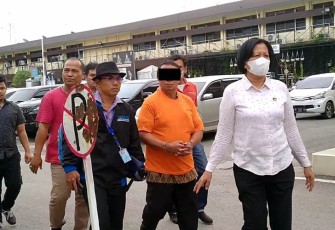 Tersangka (kenakan baju tahanan) saat diamankan petugas