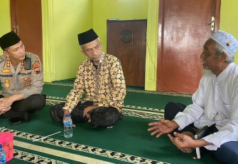 Kapolres Karanganyar AKBP Danang Kuswoyo saat melakukan kegiatan safari kamtibmas menjelang  pelaksanaan Pilkades, Jumat (28/10/2022).