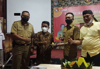 Wabup Rahmat Santoso dan Kabiro Klikwarta.com Faisal saat potong tumpeng Tasyakuran dan Doa Bersama HUT Ke-5 Klikwarta.com dan Peringatan HPN 2022 di Kabupaten Blitar, Selasa (29/03/2022).
