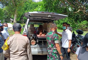 Babinsa Bersama Bhabinkamtibmas saat Evakuasi Warganya yang Mengalami Sakit 