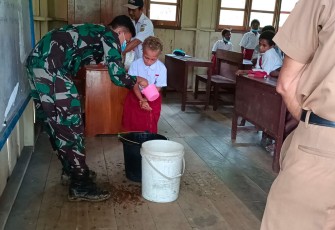 Satgas Yonif 126/KC Ajarkan Cuci Tangan yang Benar untuk Anak-Anak SD Perbatasan