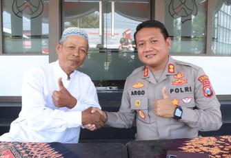 Kapolres Blitar Kota saat Beri Hadiah Gratis Umrah kepada Takmir Masjid 
