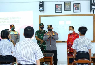 Kapolri Jenderal Listyo Sigit Prabowo melihat penerapan penegakan protokol kesehatan (prokes) proses Pembelajaran Tatap Muka (PTM) di SMP Kristen 1 Harapan
