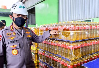Kapolri Jenderal Listyo Sigit Prabowo saat meninjau langsung pabrik minyak goreng PT Mikie Oleo Nabati Industri Bekasi, Jawa Barat, Rabu (16/3/2022).