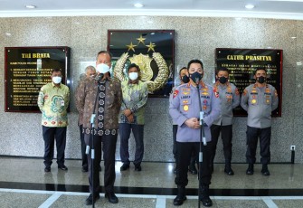 Kapolri Jenderal Listyo Sigit Prabowo dan Menperin Agus Gumiwang Kartasasmita di Gedung Mabes Polri, Jakarta Selatan, Senin (4/4/2022). 