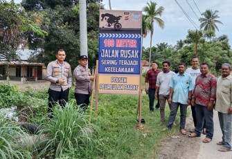 Aksi Tanggap Kapolsek Peureulak Barat saat Pasang Spanduk Himbauan Jalan Rusak