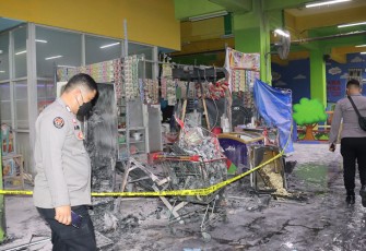 Petugas saat olah TKP