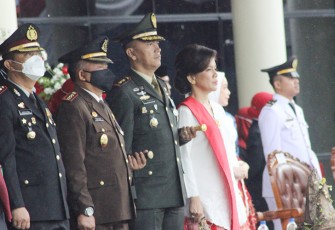 Dandim Palangka Raya Beserta Ibu Ketua Persit KCK Cabang XLII Dim 1016 saat Hadiri Upacara HUT RI ke 77 Tahun 2022 Tingkat Kota Palangka Raya.