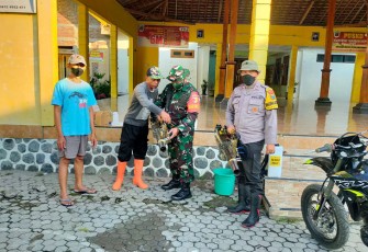 Babinsa Kodim 0802/Ponorogo saat Adakan Fogging di Desa Binaan
