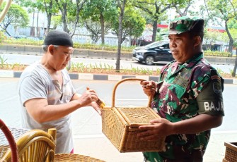 Komsos Kreatif Babinsa Koramil 02/Matraman Dengan Pengrajin Rotan