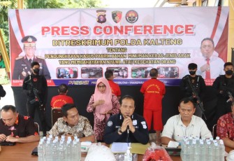 Kapolda Kalteng Irjen Pol Drs. Nanang Avianto, M.Si, melalui Kabidhumas Kombes Pol K.Eko Saputro, S.H., M.H, saat konferensi press di Kantor Ditreskrimum, Mapolda setempat, Jumat (9/9/2022) siang.