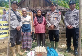 Kapolsek Serbajadi saat Serahkan Bantuan Sembako Kepada Warga Kurang Mampu
