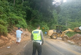 Polisi awasi pembersihan material longsor di jalan lintas Kepahiang-Bengkulu