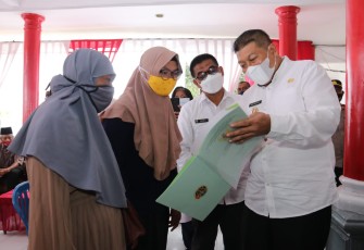 Wakil Bupati Malang, H. Didik Gatot Subroto, menghadiri penyerahan sertifikat tanah program Pendaftaran Tanah Sistematis Lengkap (PTSL) kepada 150 warga Desa Dalisodo