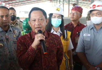 Mendagri saat Tinjau Langsung Pembangunan TPST Kesiman Kertalangu