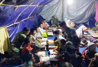 Satgasduk Murai Sakti II saat Ajak Aanak-anak Pengungsi Gempa Cianjur Belajar Mengaji