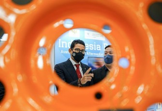 Menparekraf Sandiaga saat menyambangi booth Indonesia di ajang "Indonesia Australian Auto Aftermarket Expo 2022" , Kamis (7/4/2022).
