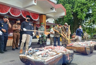Proses pemusnahan barang ilegal oleh jajaran forkopimda, di Halaman Pendapa Manggala Praja Nugraha.