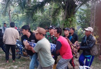 Korban saat berhasil dievakuasi setelah 5 jam pencarian. Foto: Ismail