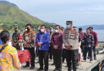 Bupati Samosir Vandiko Gultom disambut di Desa Sabulan Kecamatan Sitiotio Kabupaten Samosir.