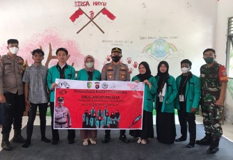 Babinsa dan Bhabinkamtibmas Bukit Batu saat Sosialisasikan Bahaya Narkoba Kepada Pelajar
